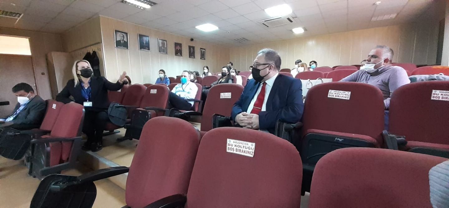 Ege Üniversitesi Öğretim Görevlisi Sayın Elif Aktekin'in Hastane Göz Doktorlarına Cam Özellikleri Hakkında Sunum Yapmıştır